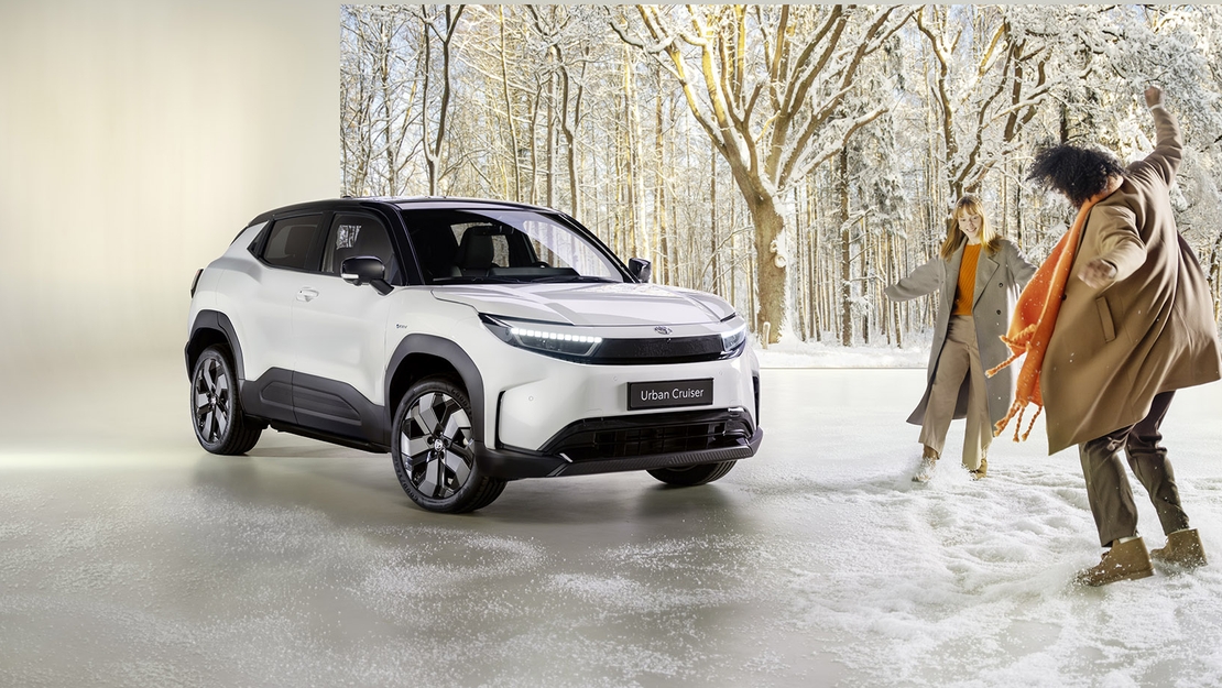 Toyota-Urban-Cruiser-rechter-zij-aanzicht-sneeuw-man-vrouw-zwart-wit-exterieur