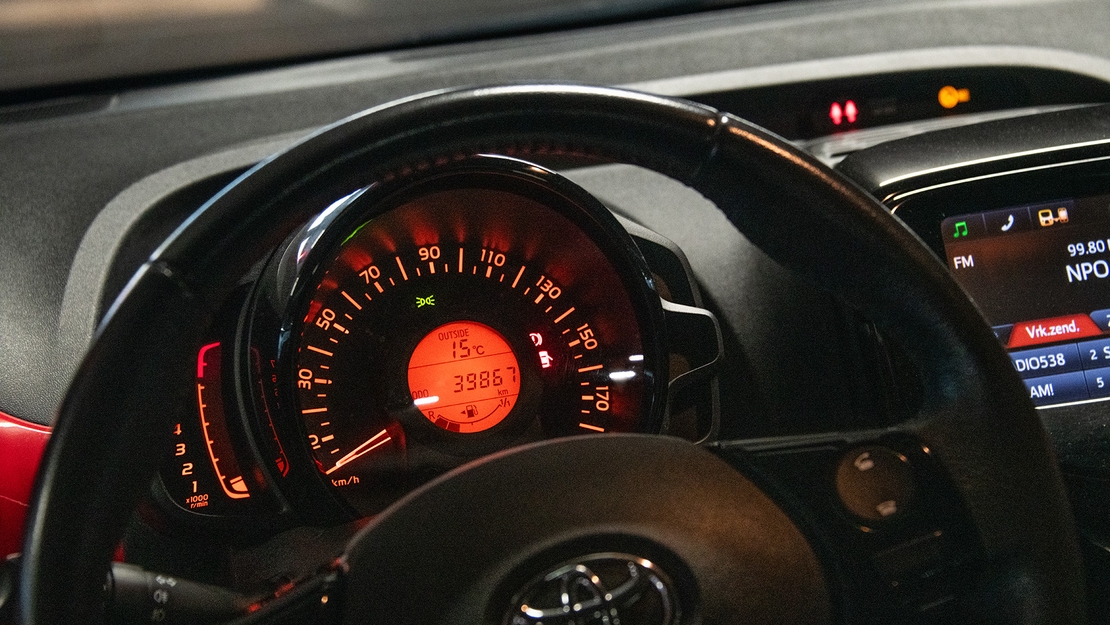 Toyota-Aygo-interieur-dashboard-kilometerteller